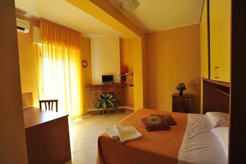 Hotel La Praia Zambrone Oda fotoğraf